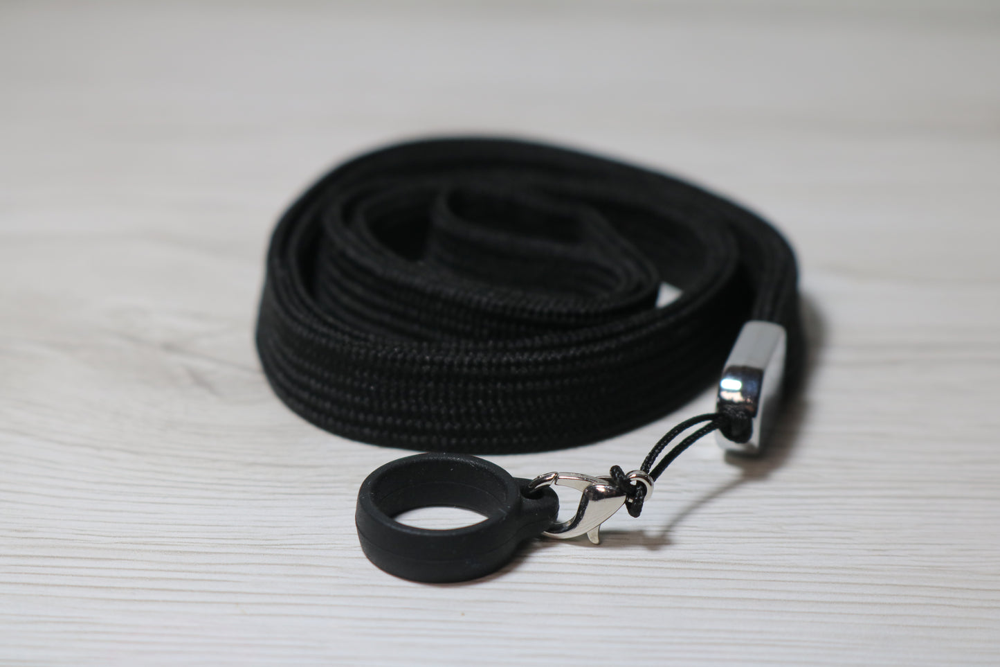 Anello in silicone con laccetto